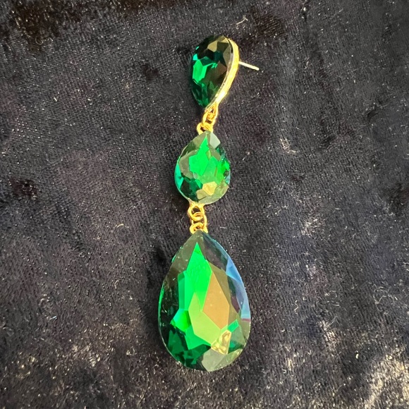 Emerald color stone earrings - Picture 2 of 3